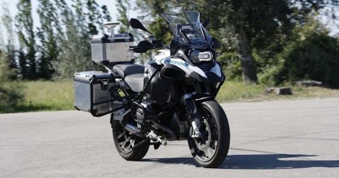 BMW giới thiệu xe môtô tự lái, lướt băng băng trên đường, phanh và bẻ cua y như thật