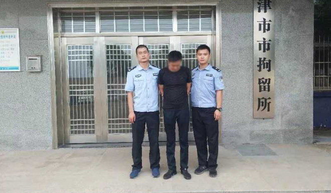 Đang bực lại phải đợi lâu, tài xế Trung Quốc vật đổ cột đèn giao thông rồi bị giam 5 ngày