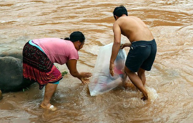 Phó Chủ tịch tỉnh Điện Biên: Học sinh chui vào túi nylon để qua suối đến trường “phản cảm quá”