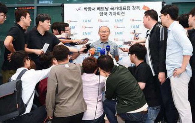 Trở về Hàn Quốc, HLV Park Hang-seo được săn đón như ngôi sao truyền hình