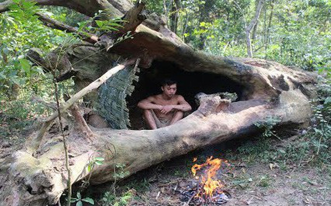 Dù hơi xấu, đây vẫn là "ngôi nhà cây" đơn giản mà chàng trai nay tạo ra từ tre và rơm