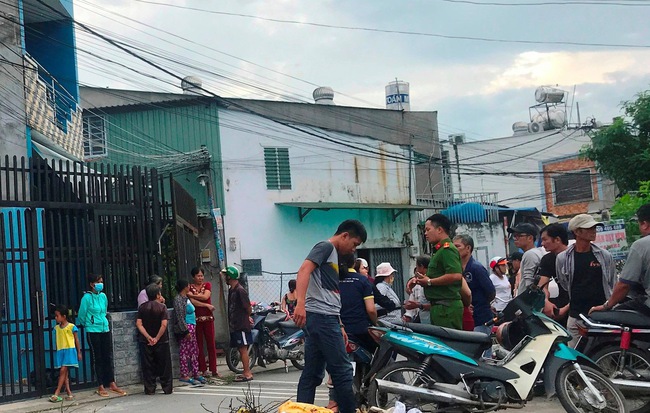 Cô gái phát hiện mẹ gục chết, cha thoi thóp với nhiều vết cắt ở tay trong nhà