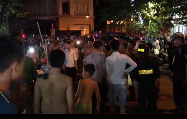 Hà Nội: Hơn 10 thanh niên bỏ xe, mang hung khí bỏ chạy tán loạn khi công an truy bắt