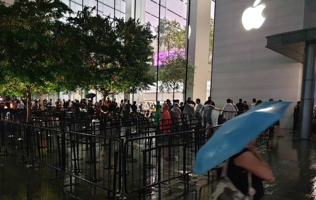 Mặc kệ trời mưa to, hàng dài dân buôn Việt xếp kín trước cửa Apple Store chờ mua iPhone XS mới