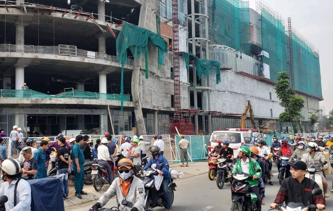 Rơi từ công trình trung tâm thương mại ở Sài Gòn, 3 công nhân nằm bất động