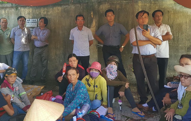 Người dân dựng lều, ngày đêm phong tỏa bãi rác lớn nhất Đà Nẵng