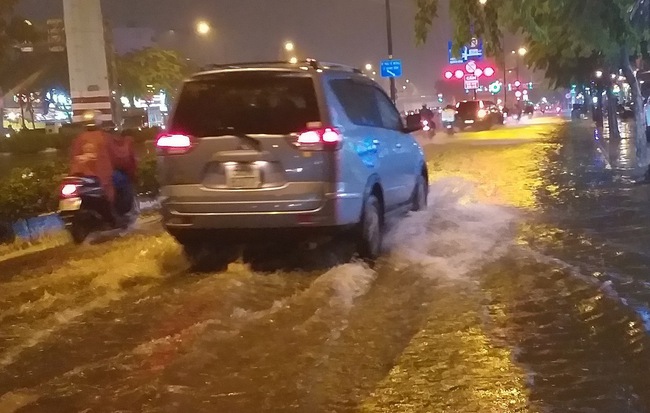 Đại lộ đẹp nhất Sài Gòn ngập sâu trong cơn mưa lớn