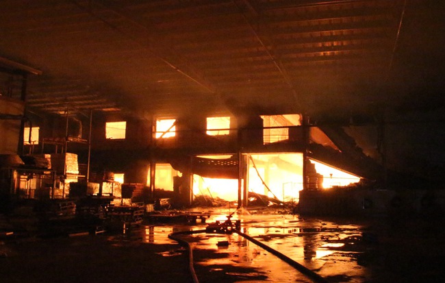 Nhà xưởng chìm trong biển lửa hơn 4 giờ chưa tắt, các chiến sĩ ăn bánh, uống nước lót dạ chữa cháy