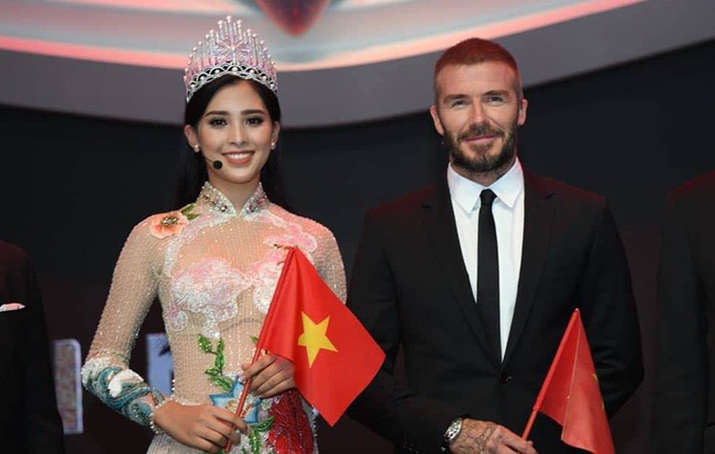 Hoa hậu Trần Tiểu Vy rạng rỡ sánh đôi bên David Beckham trên sân khấu ra mắt xe hơi VINFAST