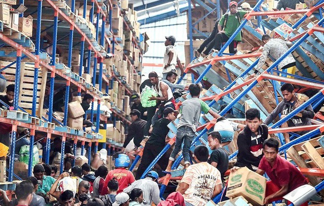 24h qua ảnh: Người dân cướp bóc tìm thức ăn sau thảm họa sóng thần ở Indonesia