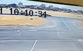 Hai máy bay quân sự húc nhau kinh hoàng khi hạ cánh: Cái giá của cẩu thả!