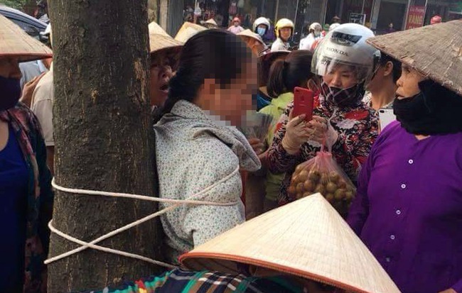 Một phụ nữ bị trói vào gốc cây ở Vĩnh Phúc