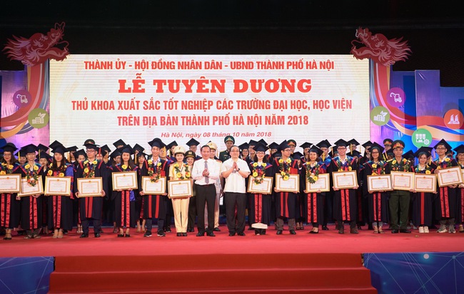 Hà Nội vinh danh 88 thủ khoa tốt nghiệp xuất sắc tại Văn Miếu