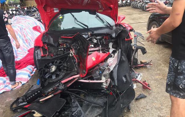 Siêu xe Ferrari của ca sĩ Tuấn Hưng gặp nạn, đầu xe vỡ nát trên cao tốc Nội Bài - Lào Cai