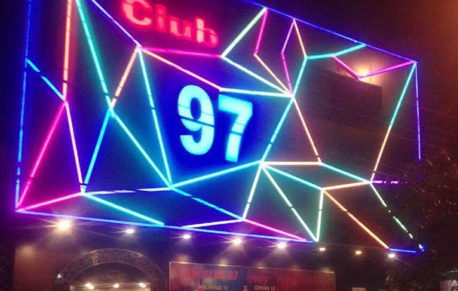 Truy bắt nhóm giang hồ đeo khẩu trang chém xe ô tô, truy sát 2 thanh niên ở quán Club 97