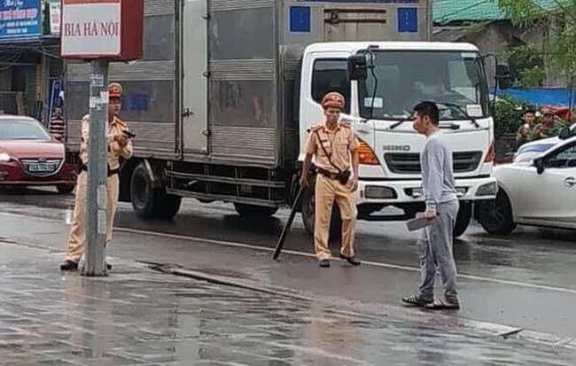 Khống chế thành công thanh niên ngáo đá hai tay hai dao đi lang thang trên quốc lộ