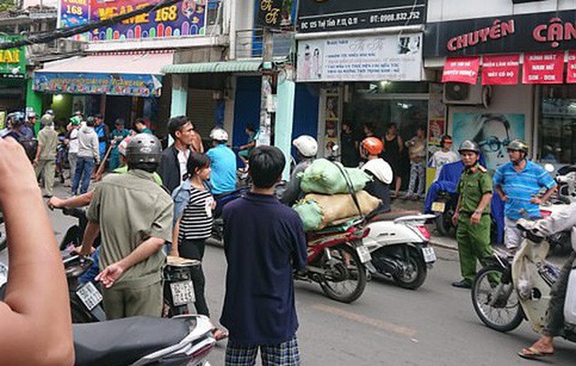 Kẻ cướp giật điện thoại ở Sài Gòn kêu bị bệnh, được cảnh sát đưa đi cấp cứu nhưng tử vong