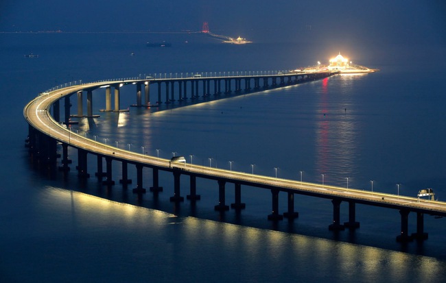 24h qua ảnh: Trung Quốc hoàn thành cây cầu vượt biển dài nhất thế giới