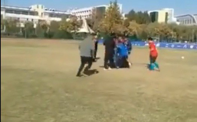 Chấn động: Cầu thủ trẻ Trung Quốc đánh hội đồng trọng tài, bị cảnh sát bắt ngay tại sân bóng