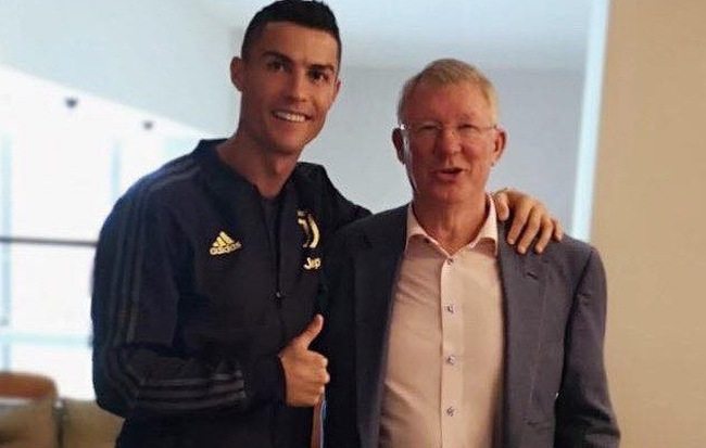 Hết vẫy tay, hôn gió, Ronaldo lại làm CĐV Man United cảm động với bức ảnh cùng Sir Alex