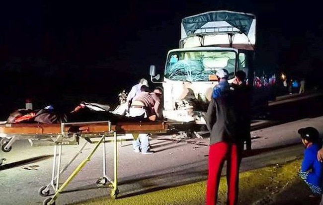 Người đàn ông 'kẹp 3' đèo vợ và em vợ về quê bị xe tải tông trực diện, cả 3 tử vong tại chỗ