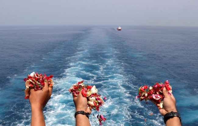24h qua ảnh: Thân nhân của hành khách trên máy bay rơi thả cánh hoa xuống biển