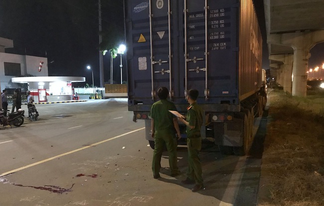Tông đuôi xe container đậu lề đường, nam thanh niên tử vong tại chỗ ở Sài Gòn