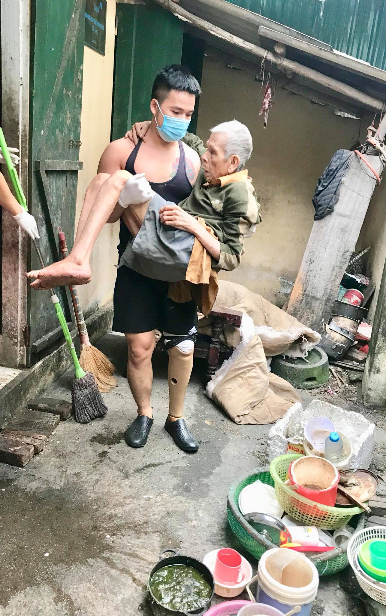 Chuyện chàng trai Sài Gòn mất một chân vẫn ngày ngày chăm sóc cụ già neo đơn nằm liệt giường