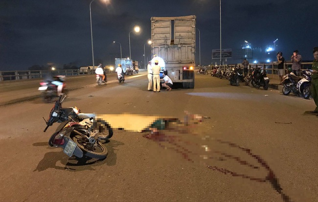 2 thanh niên đi xe máy tử vong sau va chạm với container giữa cầu Đồng Nai
