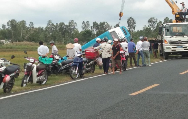 Ô tô đưa đón công nhân mất lái, người dân lội ruộng, đập kính đưa tài xế ra ngoài