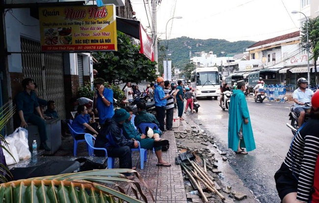 Mưa lũ, sạt lở kinh hoàng ở Nha Trang: Người dân dùng tay đào bới tìm thi thể bé trai và người phụ nữ trong đống đổ nát