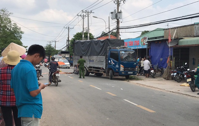 Tông vào xe tải đang lùi từ trong nhà ra, 2 thanh niên thương vong ở Sài Gòn