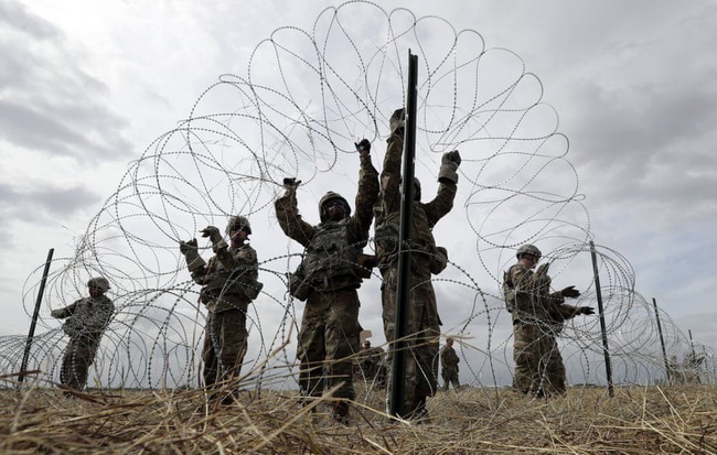 24h qua ảnh: Đề phòng đoàn xe di cư "xâm lược", Mỹ vội lắp hàng rào kẽm gai ở biên giới