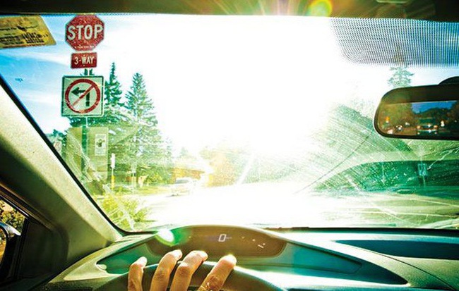 Apple đang nghiên cứu hệ thống chống lóa trên kính chắn gió, giúp tài xế không còn khó chịu mỗi khi lái xe dưới trời nắng