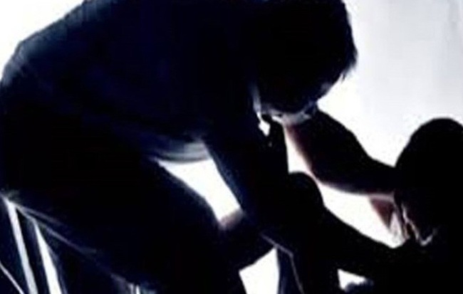 Liên tục trong vòng 10 ngày, người đàn ông mò đến nhà hiếp dâm bé gái 14 tuổi ở Đắk Lắk