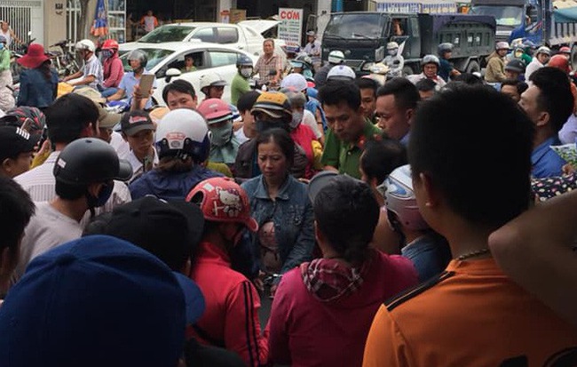 Hàng trăm người bao vây một phụ nữ sau tiếng la hét "bắt cóc trẻ em"