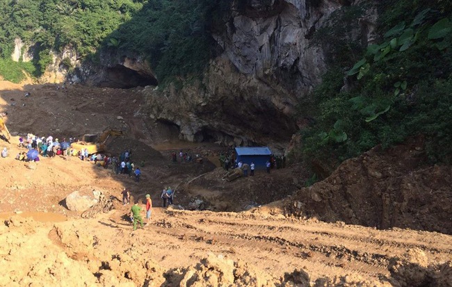 Hơn 100 người đang khẩn trương giải cứu hai phu vàng mắc kẹt trong hang