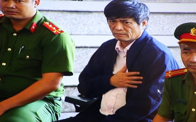 Cựu tướng Phan Văn Vĩnh liên tục rời phòng xử, ông Nguyễn Thanh Hóa đặt tay lên ngực, vẻ mệt mỏi