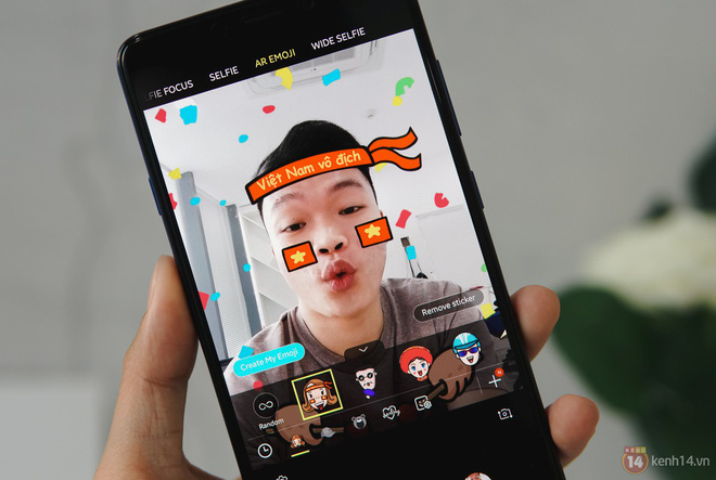 Mở hộp Galaxy A9 mới: Mặt lưng chuyển màu ấn tượng, 4 camera và selfie với sticker thuần Việt