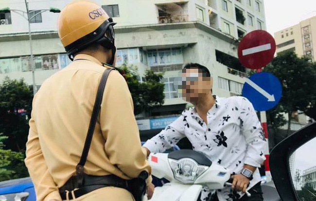 Người đàn ông đầu trần lái xe SH đi ngược chiều, thách thức CSGT ở trung tâm Hà Nội