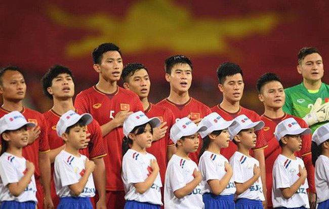 Bạn bè quốc tế choáng ngợp trước cảnh hát quốc ca Việt Nam hoành tráng trên sân Mỹ Đình