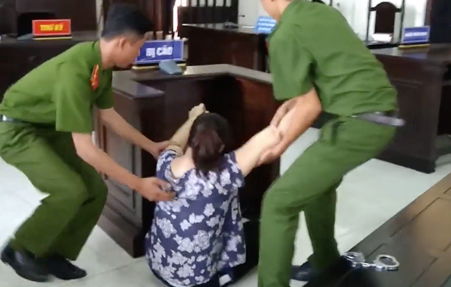 Nữ bảo mẫu đánh liên tiếp vào mặt, dọa cắt lưỡi trẻ ở Sài Gòn ngất xỉu khi nghe tòa tuyên án