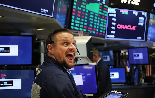 Bất chấp những lo ngại về thoả thuận thương mại, Dow Jones tăng hơn 200 điểm