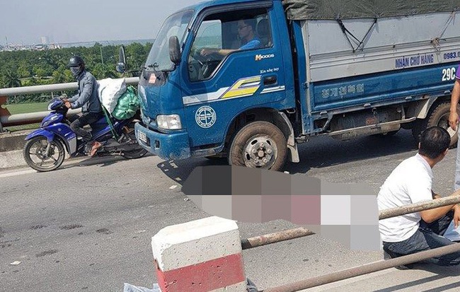 Tông vào dải phân cách, thanh niên đi xe máy tử vong trên cầu Thanh Trì