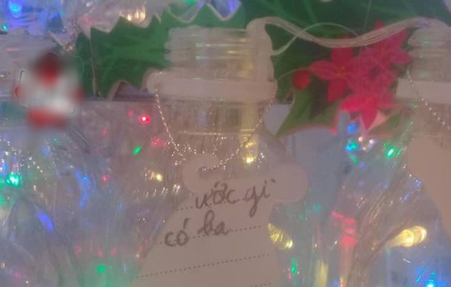 Điều ước của em nhỏ treo trên cây thông Noel bằng chai nhựa khiến người lớn lặng người: Con ước mình có ba