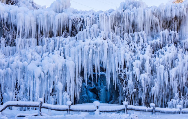 24h qua ảnh: Trời lạnh khiến thác nước đóng băng ở Trung Quốc