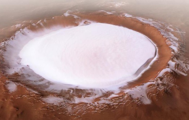 Mời bạn ngắm nhìn hố thiên thạch Sao Hỏa sâu 2 km, đường kính 81,4 km, chứa đầy băng không bao giờ tan