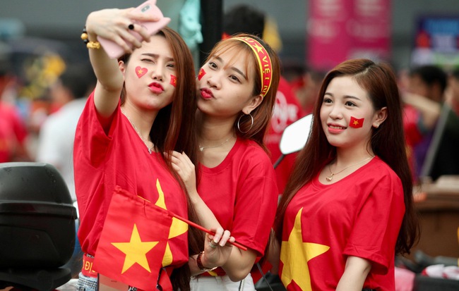 Fangirl xinh đẹp hâm nóng bầu không khí trước thềm đại chiến Việt Nam vs Malaysia