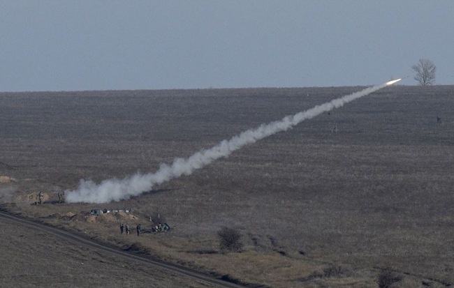 24h qua ảnh: Quân đội Ukraine phóng tên lửa phòng không gần biên giới Nga