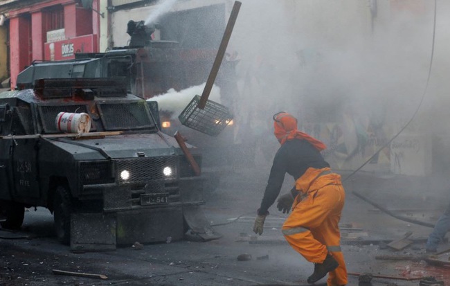 24h qua ảnh: Người biểu tình đối đầu với xe bọc thép cảnh sát